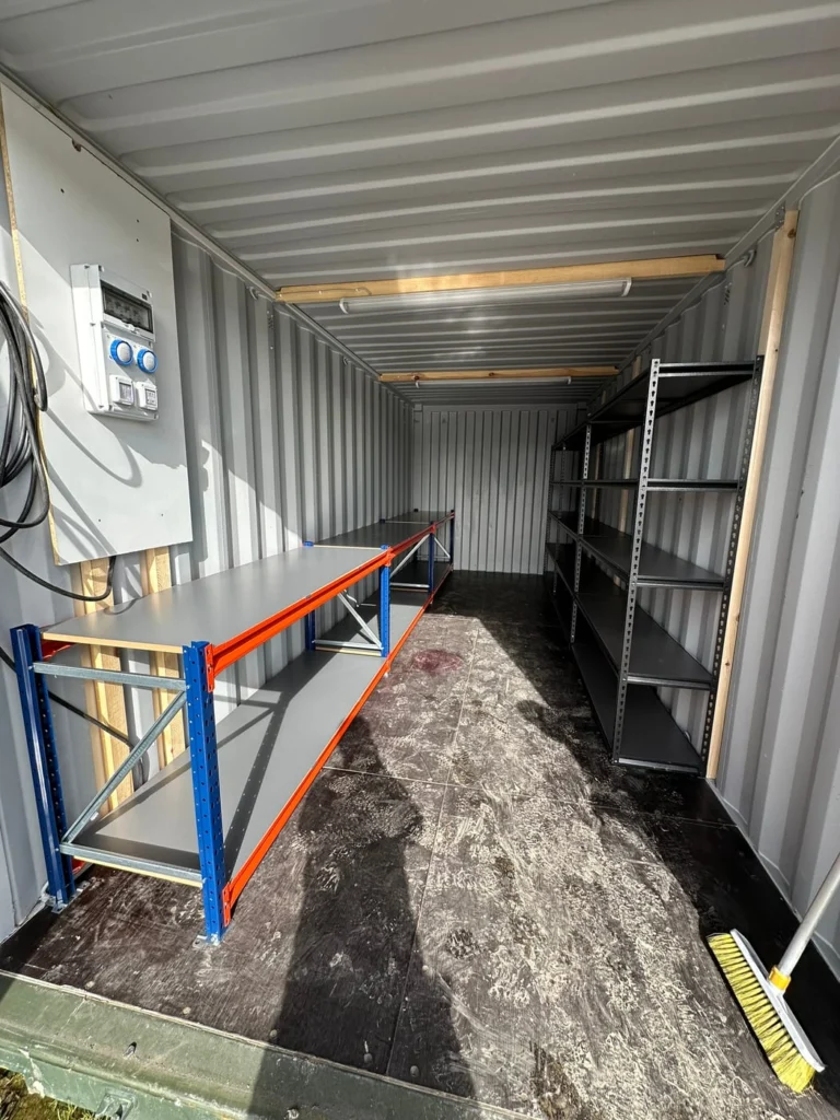 20ft container with installed shelving